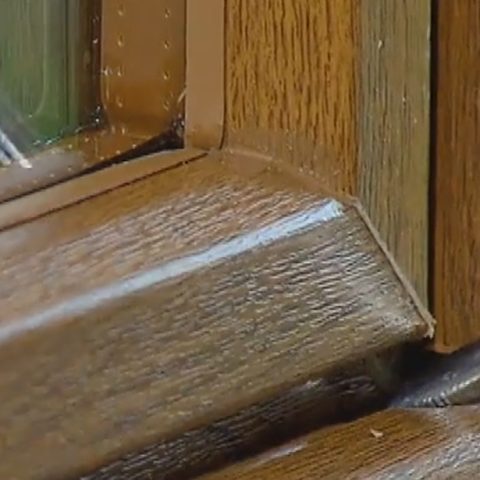 effrazione finestra con cacciavite