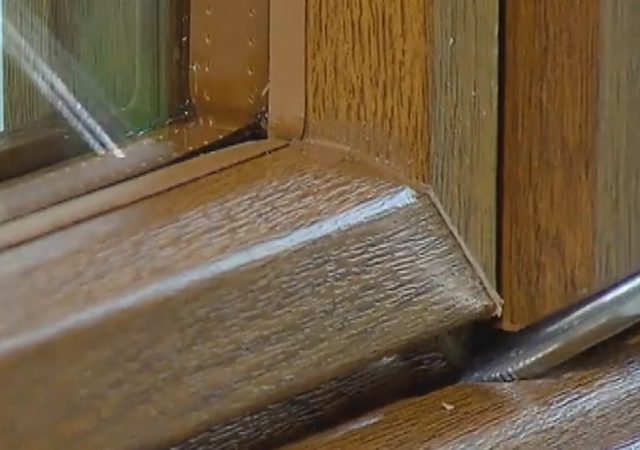 effrazione finestra con cacciavite